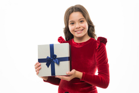 生日女孩携带礼物与丝带弓。制作礼物的艺术。生日愿望清单。生日快乐的概念。女孩的孩子拿着生日礼物盒。每个女孩都梦想着这样的惊喜。感