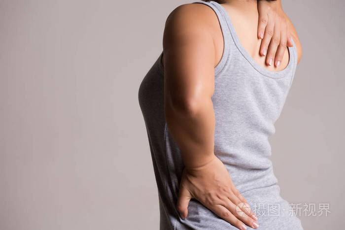 合上受伤背部疼痛的女人保健和背痛的概念