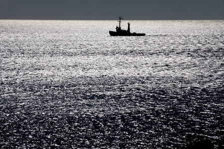 拖船在突袭夜海的背景下。 黑海。