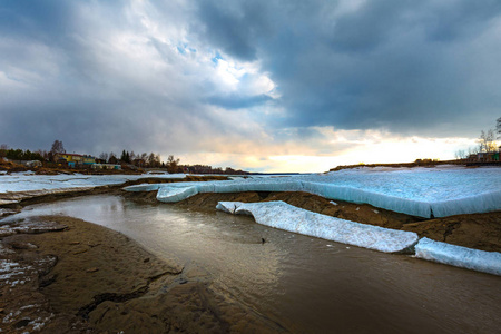 春季河流分离ob的支流。 新西伯利亚地区西西伯利亚俄罗斯