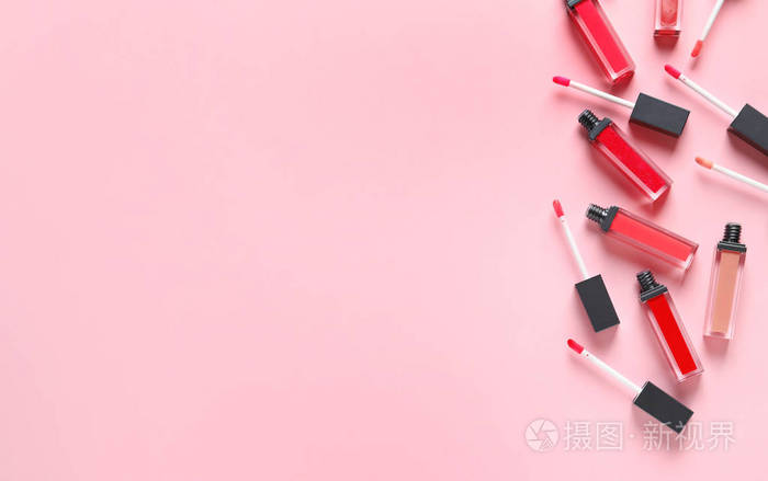 美丽的平面构成液体口红和文字空间的颜色背景