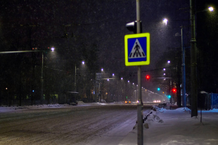 夜间城市的降雪