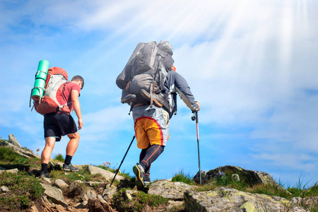 登山者在岩石山上攀登的耐力概念小组