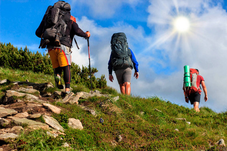 登山者在岩石山上攀登的耐力概念小组