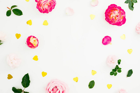 情人节框架构图与粉红色玫瑰和金色纸屑在白色背景。 平躺顶部视图。