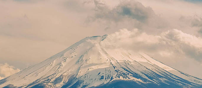 富士山全景，积雪覆盖在日本山明子湖日出。 地标和受欢迎的旅游景点