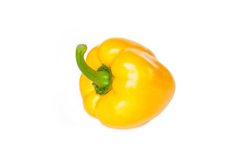 白色背景上的黄色胡椒。