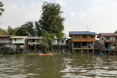 赵法亚的房子和船在河边日落时，从船上乘坐。 泰国