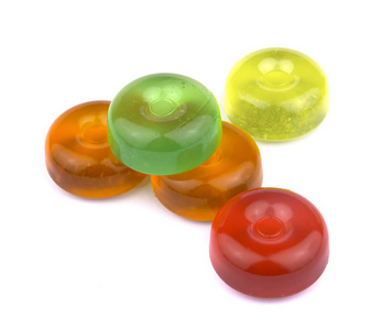 一堆五颜六色的水果硬糖糖果煮沸的糖果或在白色背景切口上分离出来的糖梅