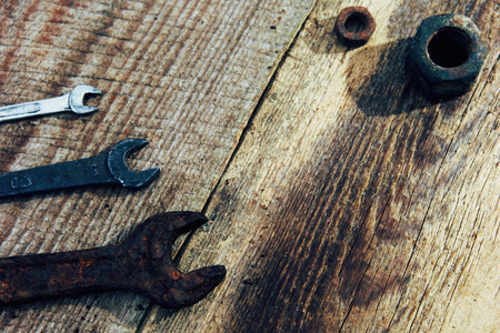 旧木板上生锈的旧工具