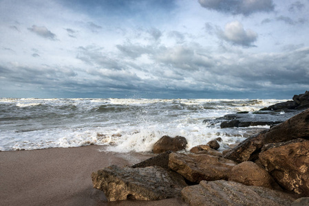 暴风雨般的大海，海浪在岩石上破碎
