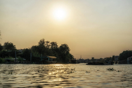 潮法拉河风景在日落时间从船上乘坐。 泰国
