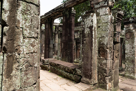 Banteay Kdei的石墙和柱