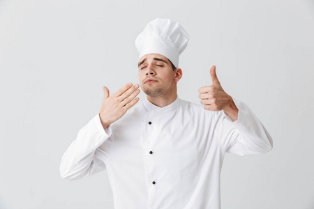 欢快的厨师穿着制服品尝白色背景下的气味