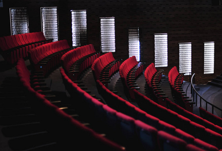 剧院里的一排红色座位