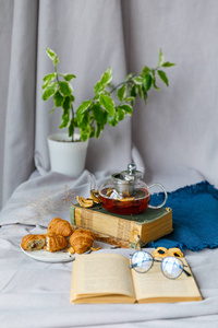 新年的桌子与冷杉分枝和装饰在木制背景。圣诞茶饼干, 姜饼, 小星星