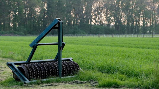 夏季荷兰草地上的农业机械
