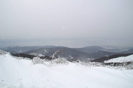 山里的冬天。 雪坡。 滑雪坡向脊柱倾斜。 乌克兰