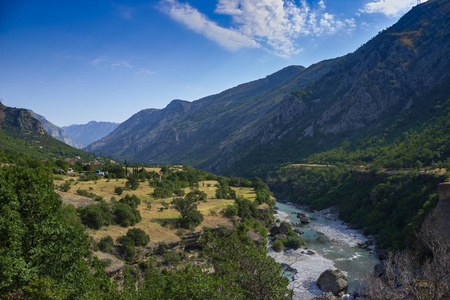 黑山的高山峡谷。 柔和的焦点和模糊的背景。
