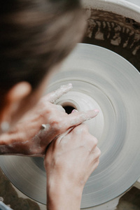 制作一个白色粘土的罐子或花瓶特写镜头。妇女手做黏土水罐
