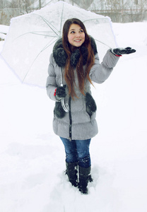 一位年轻女子手里拿着雪花