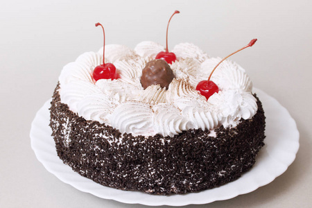 带樱桃和奶油的庆祝巧克力蛋糕图片