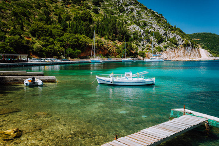 美丽宁静阳光明媚的风景, 美丽的希腊海港, 蓝色的大海与水晶般清澈的海水。夏季旅游度假假期船之旅, 希腊