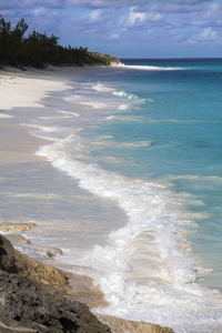在半月半日无人居住的岛巴哈马上看到一片空荡荡的海滩和海浪。