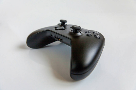 黑色操纵杆游戏垫游戏机隔离在白色背景。 计算机游戏技术游戏竞争视频游戏控制对抗的概念。 网络符号