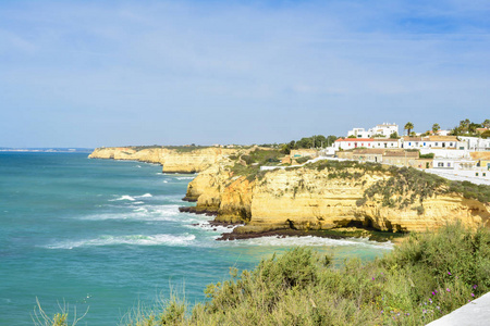 葡萄牙阿尔加维省贝纳吉村的悬崖