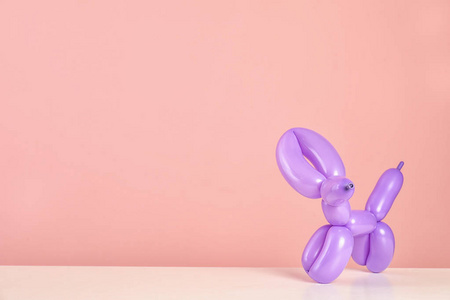 动物的形象，由模型气球在桌子上的颜色背景。文本空间
