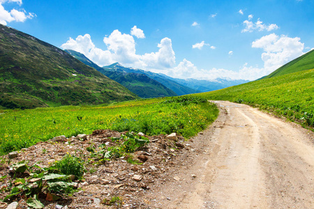 山中的路。风景秀丽的山风景