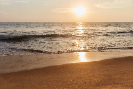 纳里加马海滩。 令人叹为观止的日落在海滩上俯瞰海洋和海浪。 斯里兰卡。