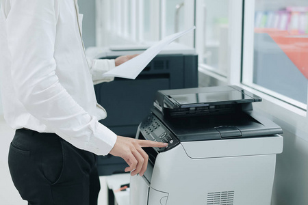 办公室打印机扫描仪或激光复印机面板上的按钮