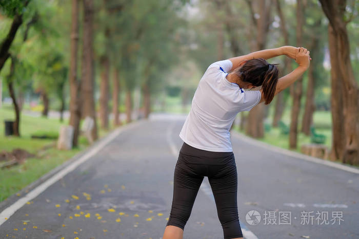 年轻的运动员女士在公园里闲逛户外女跑步者热身准备在亚洲健身以外的