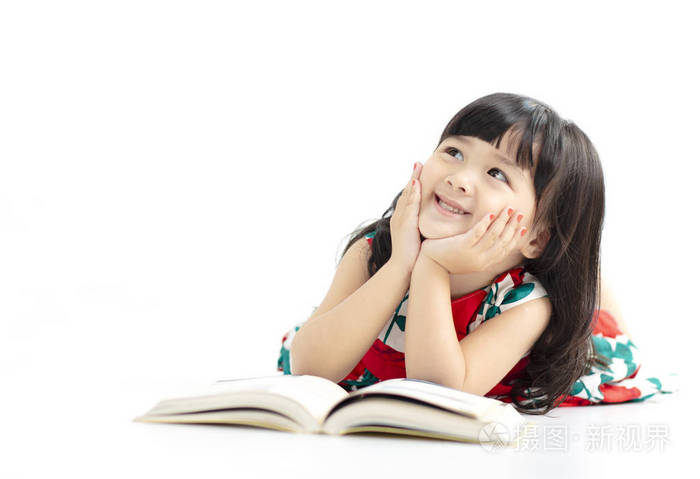 小女孩在准备作业时思考或做梦