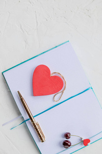情人节静物与笔, 心和装饰。笔记本与心隔离在白色. 空日记与心写。情人节或妇女日的概念。庆祝或计划, 并