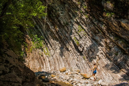 女孩在高加索山脉的峡谷里旅行