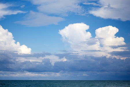 美丽的蓝天和海上的云彩。