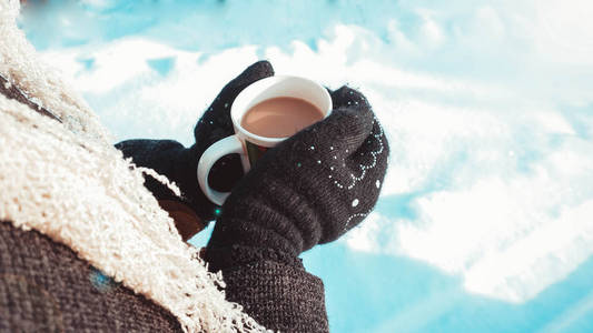 杯温暖的气候变暖的一个女孩手中的热咖啡