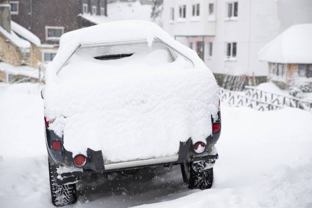 冬天雪覆盖了冰冻的汽车