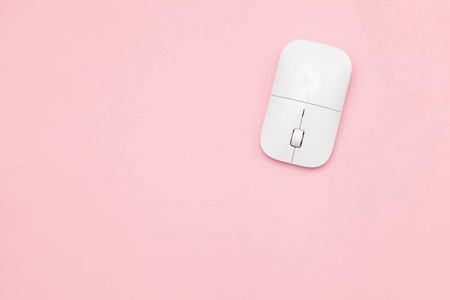 白色无线光学鼠标与车轮在粉红色背景。 互联网网站的现代概念。 免费空间输入文本图像和标志。 模型