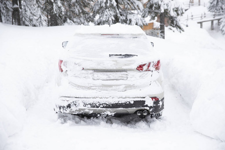 冬天，雪覆盖了冰冻的汽车