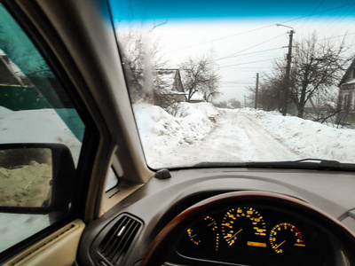 在车里，冬天的路在雪地里，开车旅行，很多雪，开车