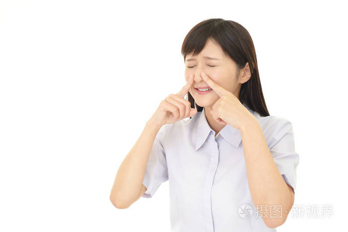 女人捏她的鼻子
