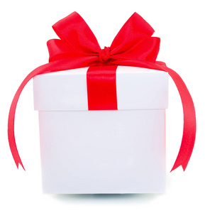 白色背景的白色礼品盒与红色丝带隔离