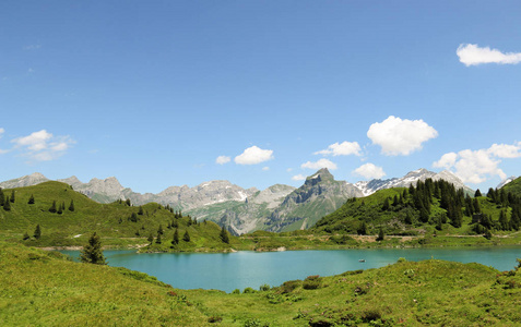 瑞士山脉的湖