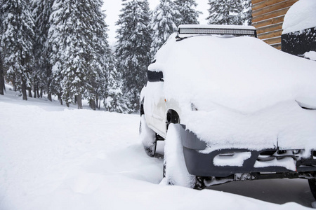 冬天雪覆盖了冰冻的汽车