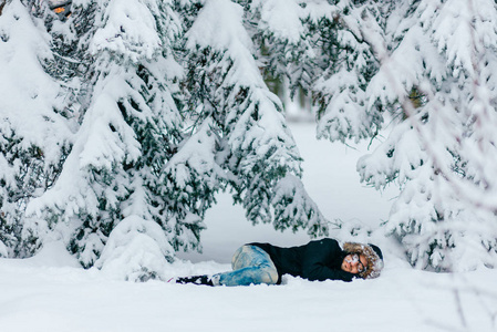 冬天森林里躺在雪地上的人