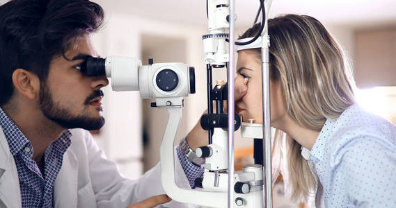 眼科学概念。 眼科病人视力检查
